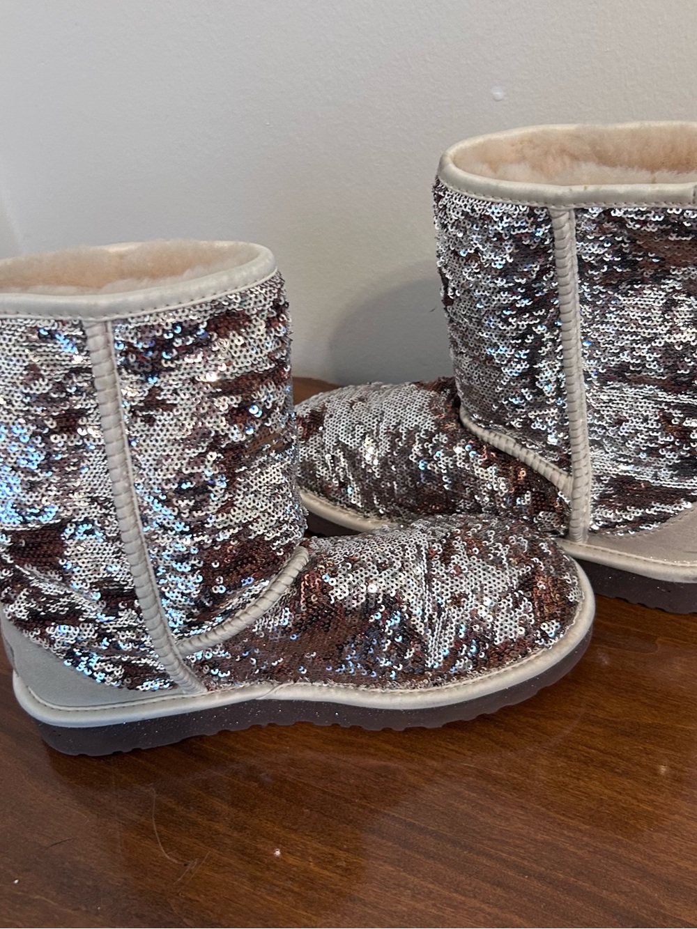 ❤️MAKE OFFER❤️ UGG womens Short Two Tone Brown Silver Sequins Boots Size 8 - Picture 8 of 10